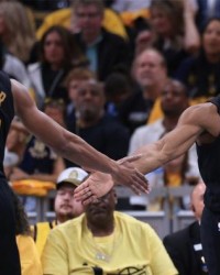 炸金花游戏-拒绝0-3！米切尔创神迹比肩詹皇，完全体骑士不好惹