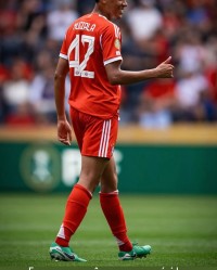 内马尔社媒：希望穆西亚拉早日康复，足球界需要你的天赋