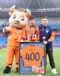 炸金花规则-400场里程碑！战梅州赛前海牛为郑龙举办纪念仪式